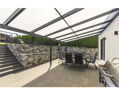 Terrasse avec toit de terrasse, table et chaises