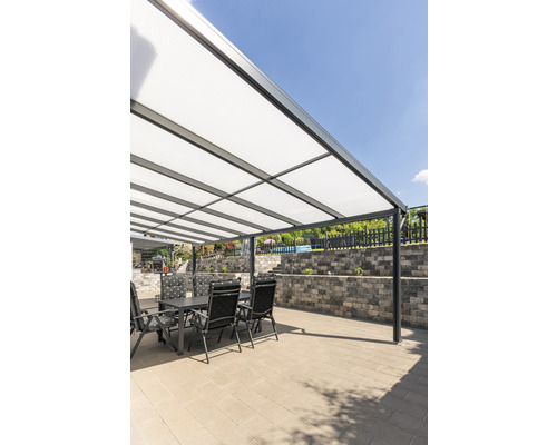 Terrasse couverte avec table et chaises dans le jardin