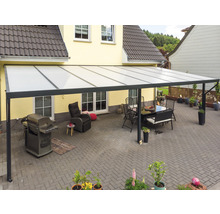 Terrassenüberdachung mit Gartengrill und Sitzgruppe auf Terrasse