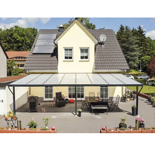 Terrassenüberdachung mit Gartenmöbeln und Grill am Haus