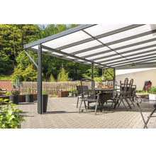Terrasse mit Terrassenüberdachung, Gartenmöbeln und Pflanzenkübeln