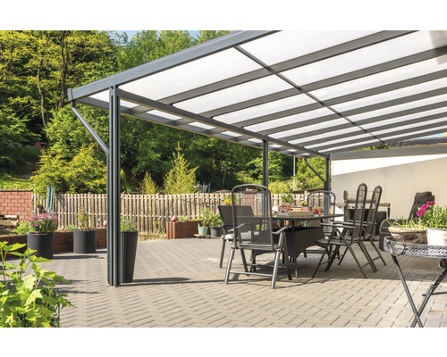 Terrasse avec toit de terrasse, table de jardin et chaises de jardin