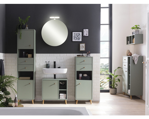 Salle de bains avec lavabo, armoire de toilette et armoires hautes