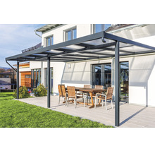Terrassenüberdachung mit Tisch und Stühlen im Garten