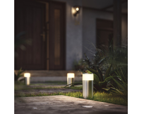 Scène avec éclairage de chemin devant une maison