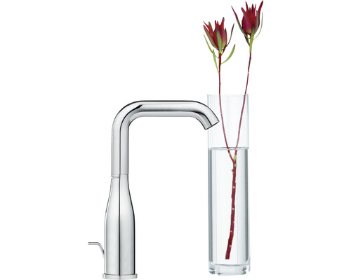 Robinet de cuisine à col de cygne à côté d''un vase avec des fleurs