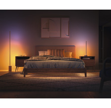 Schlafzimmer mit Doppelbett, Nachttischen und zwei Stehlampen