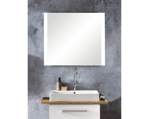 Badezimmer mit Waschtisch, Aufsatzwaschbecken, Armatur und Spiegelschrank