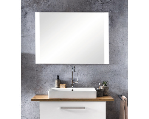 Badezimmer mit Waschtisch, Aufsatzwaschbecken und beleuchtetem Spiegel