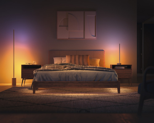 Schlafzimmer mit Bett, Nachttischen und Stehleuchten