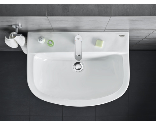 Vue de dessus d''un lavabo avec robinet, savon, serviette et produits de soin dans la salle de bain