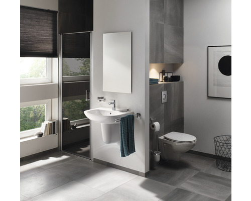 Salle de bain lumineuse avec lavabo, miroir, toilettes et douche.