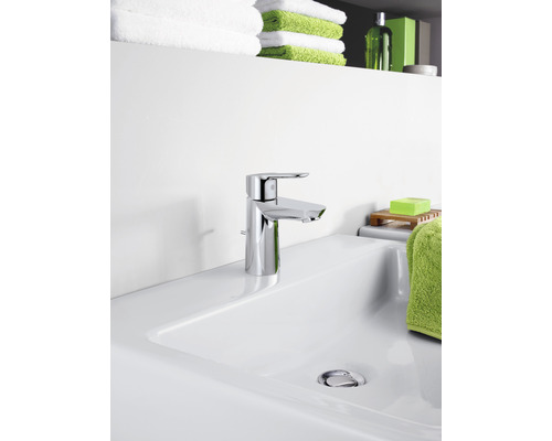 Robinet de lavabo sur un lavabo blanc dans la salle de bain