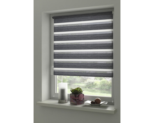 Fenster mit grau-weiß gestreiftem Doppelrollo zur Beschattung