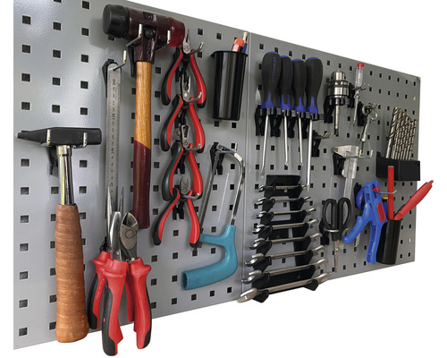 Panneau à outils avec divers outils tels que marteau, pince, tournevis et perceuse