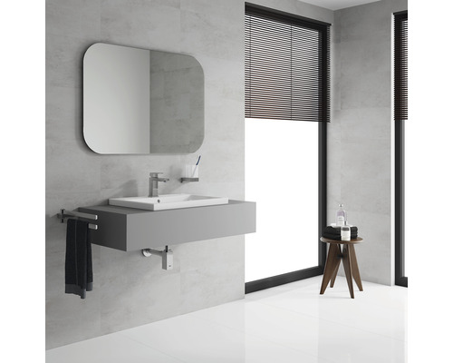 Salle de bains avec meuble sous-lavabo, miroir et stores de fenêtre