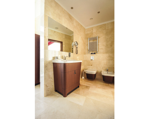 Salle de bains avec meuble-lavabo, miroir, sèche-serviettes, toilettes et bidet