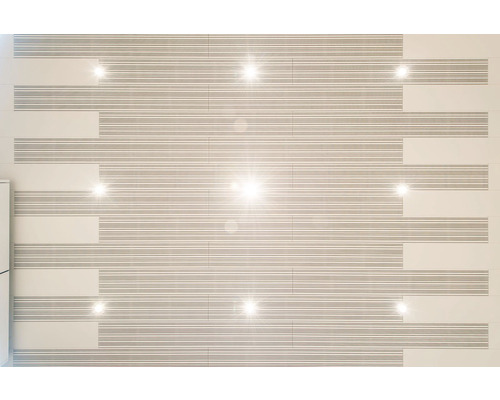 Wandgestaltung mit horizontal gestreiften Fliesen