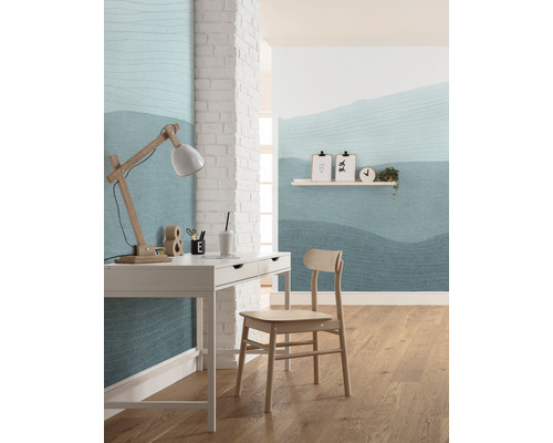 Bureau avec bureau, chaise et décor mural dans les tons bleus