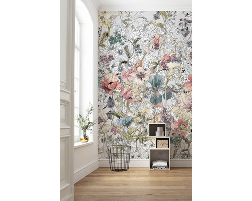 Pièce lumineuse avec papier peint floral, parquet en bois et décoration