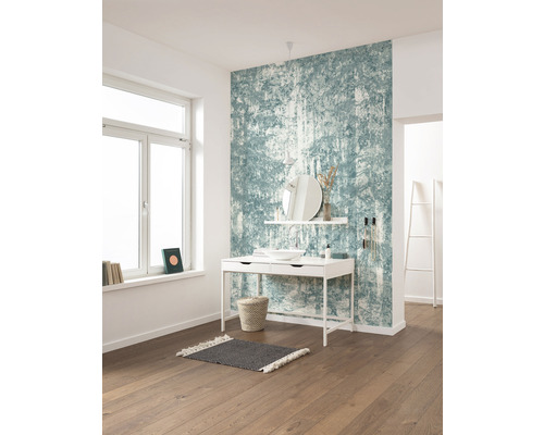 Heller Raum mit Fenster, Kommode und gemusterter Tapete