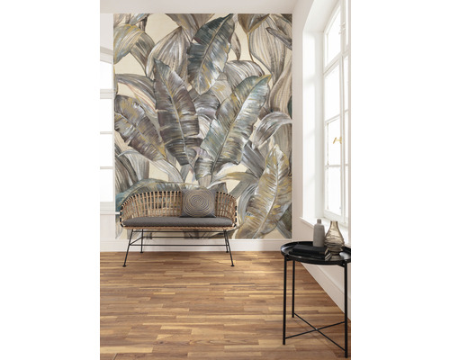 Salon avec un papier peint photo à motifs de feuilles, un banc et une table