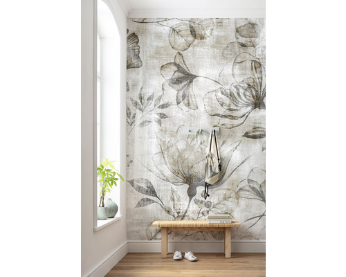 Raum mit floral gemusterter Tapete, Holzbank und weißen Schuhen