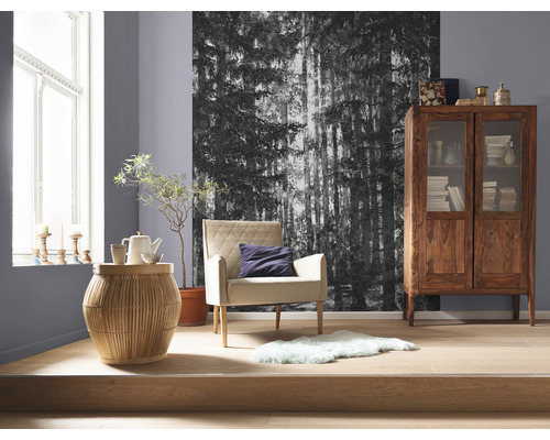 Salon avec fauteuil, table d''appoint, armoire en bois et papier peint photo avec motif de forêt