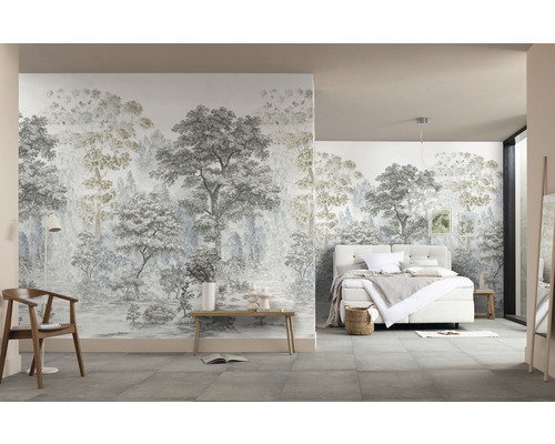 Pièce lumineuse avec papier peint forêt, lit, chaise et banc