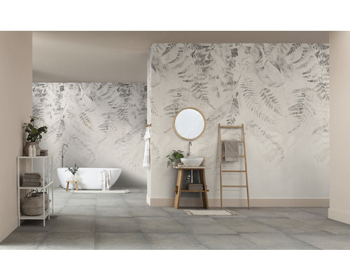 Salle de bains moderne avec papier peint à motifs végétaux, baignoire îlot et lavabo
