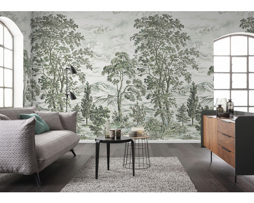 Salon lumineux avec papier peint à motifs, canapé et commode