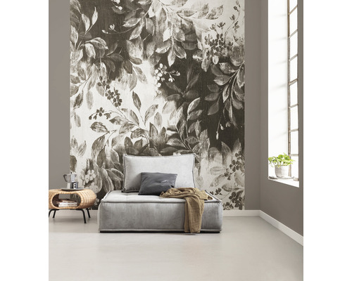 Séjour avec papier peint photo à motifs végétaux, fauteuil et table d''appoint