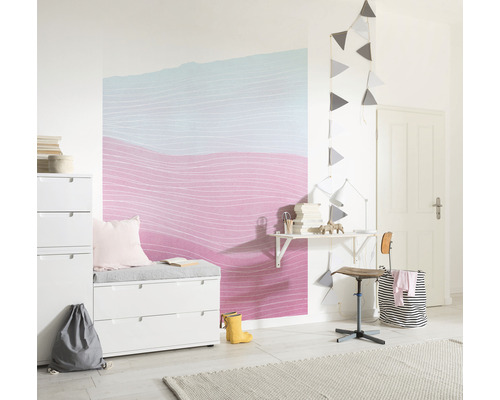 Chambre d''enfant lumineuse avec bureau, commode et papier peint décoratif