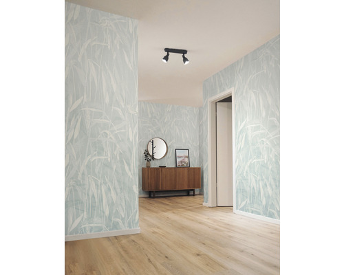 Couloir avec papier peint à motifs, plancher en bois et plafonnier noir