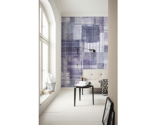 Pièce lumineuse avec papier peint à motifs, canapé et lampe