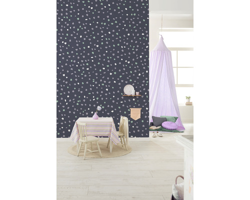 Chambre d''enfant avec table, chaises et papier peint à motifs à pois