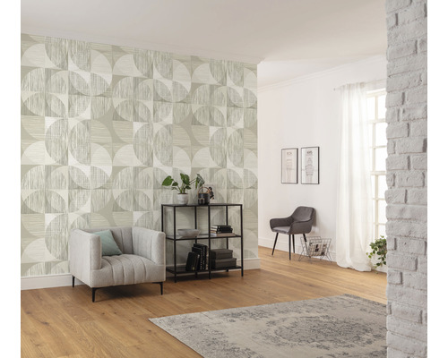 Salon avec papier peint à motifs, fauteuil, étagère et décoration