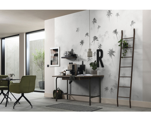 Pièce lumineuse avec papier peint à motif de palmiers, bureau, étagère, décoration et échelle