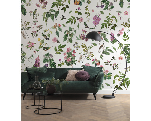 Salon avec papier peint à motifs, canapé, table et lampe