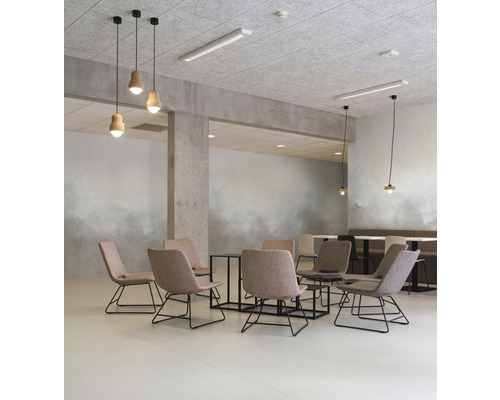 Intérieur avec chaises, tables et suspensions sous un plafond gris