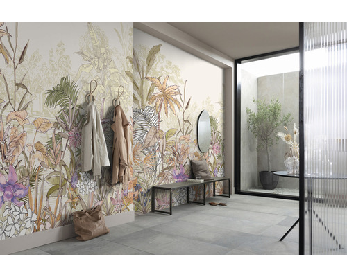 Heller Flur mit einer Dschungel-Fototapete, Garderobenhaken, einer Bank und einem Spiegel