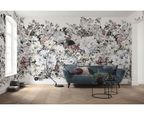 Wohnzimmer mit blumiger Fototapete, Sofa, Stehlampe und Holzboden