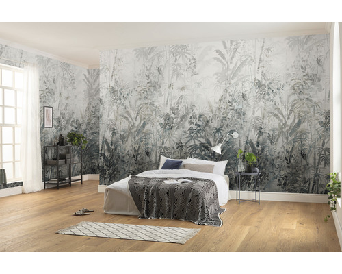 Chambre lumineuse avec papier peint photo jungle, lit et plancher en bois pour une atmosphère conviviale