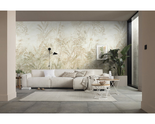 Salon avec canapé, tables basses et papier peint à motifs végétaux