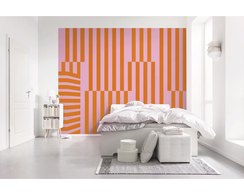 Chambre à coucher avec un papier peint à rayures