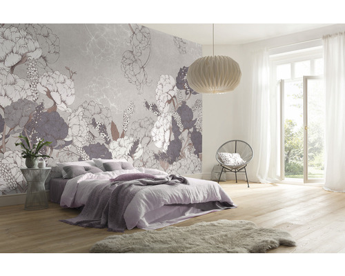 Schlafzimmer mit floraler Tapete, Bett, Stuhl und Lampe