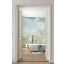 Salle de bains lumineuse avec baignoire, tabouret et papier peint à motifs de nuages, vue à travers une porte ouverte.