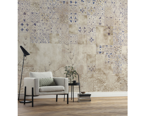 Salon avec papier peint à motifs, fauteuil, lampadaire et table d''appoint