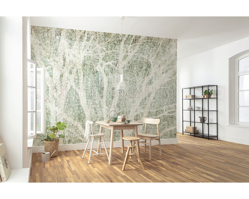 Pièce lumineuse avec table à manger, chaises, étagère et papier peint photo avec motif d''arbre