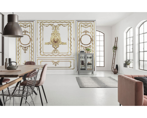 Pièce lumineuse avec table à manger, vitrine et panneaux muraux à décor classique